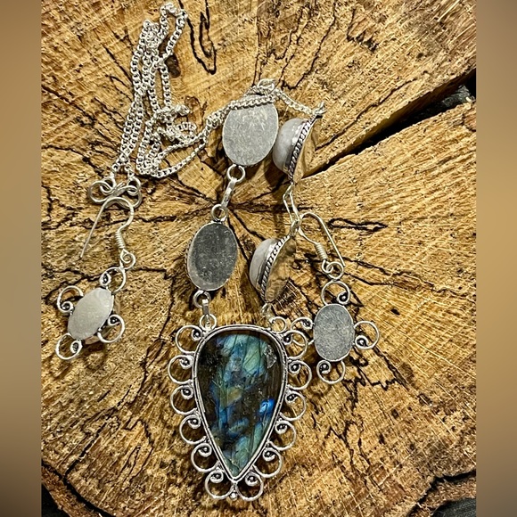 Rainbow Moonstone & Labradorite Pendant & Earrings Set - Picture 5 of 7